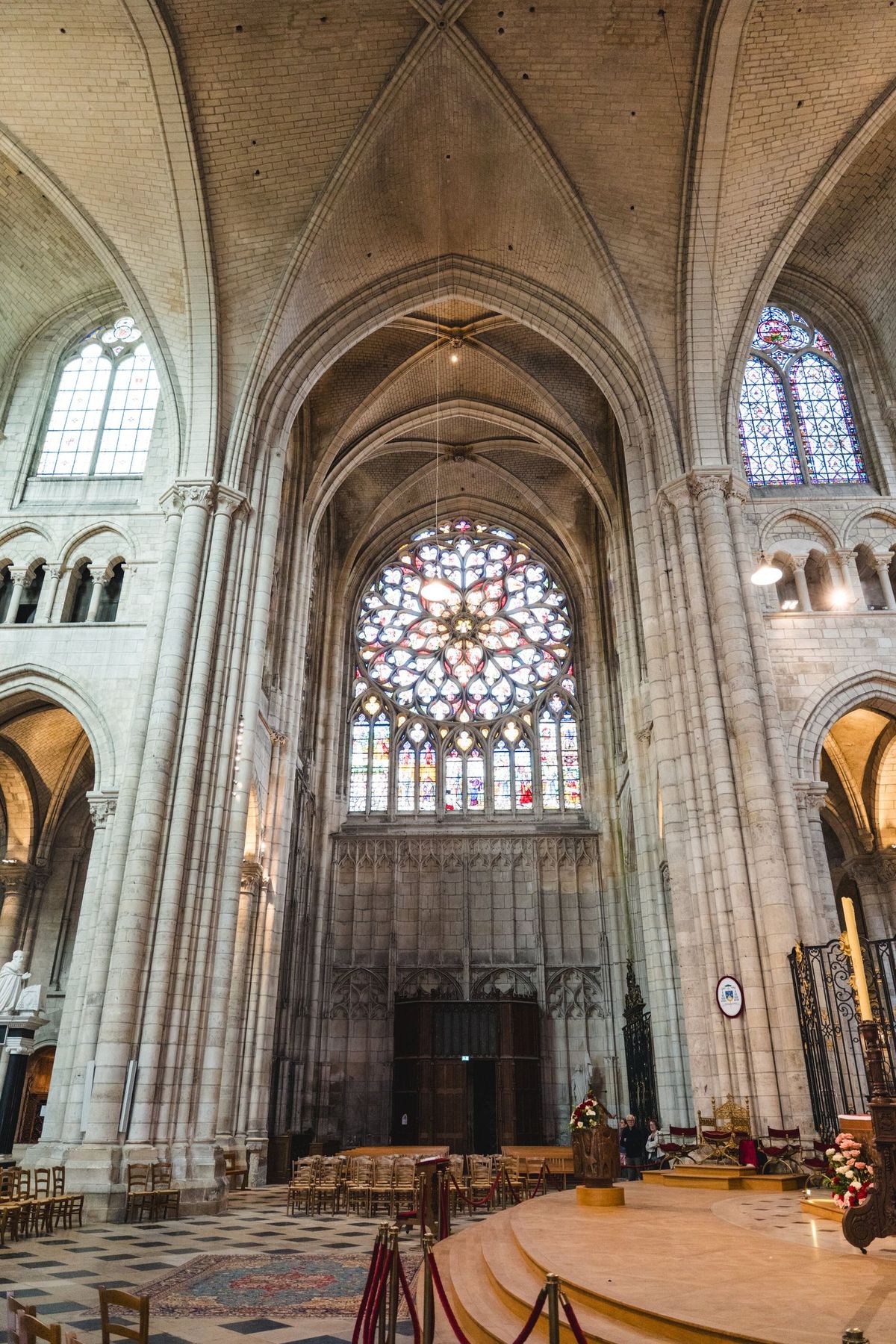 Intérieur d'une cathédrale gothique le jour d'un mariage